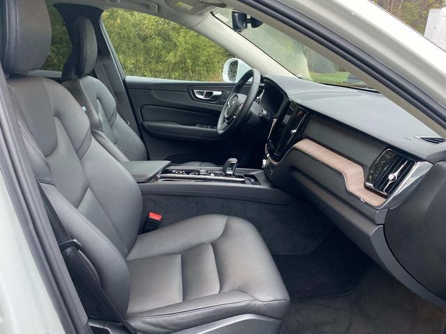 2022 Volvo XC60 B5 Momentum