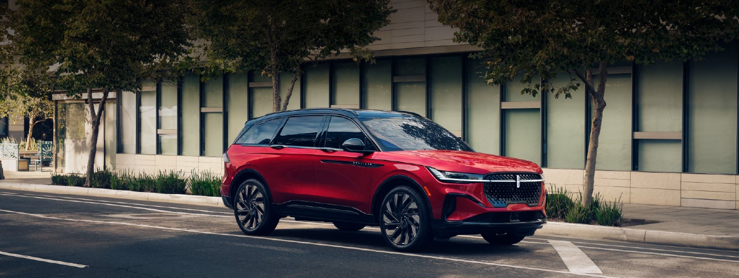 A 2025 Lincoln Nautilus® SUV with an available hybrid powertrain is parked in an urban setting. | Mark Ficken Lincoln in Charlotte NC