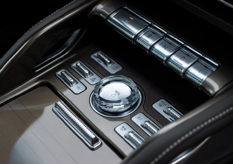 A crystal-inspired volume knob is shown in the center floor console of a 2026 Lincoln Nautilus® SUV. | Mark Ficken Lincoln in Charlotte NC