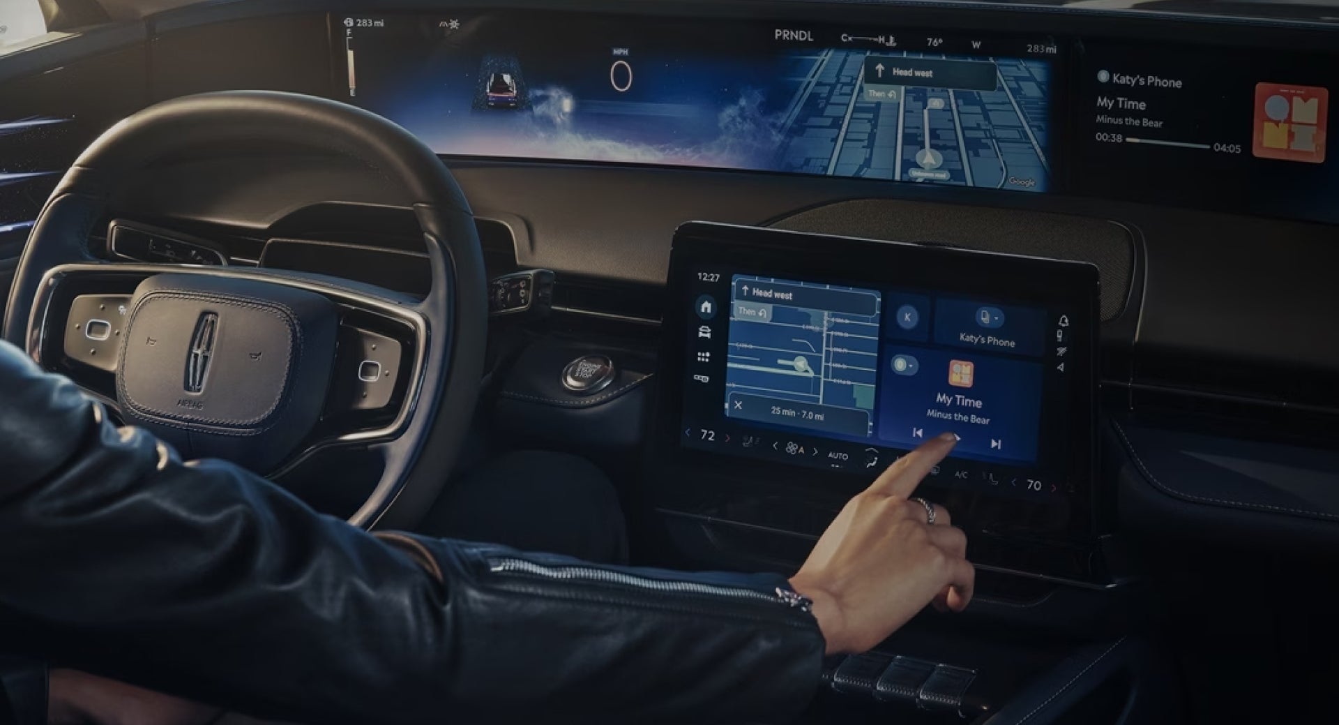 The front cabin of a 2024 Lincoln Nautilus® SUV shows off the fully customizable Interface